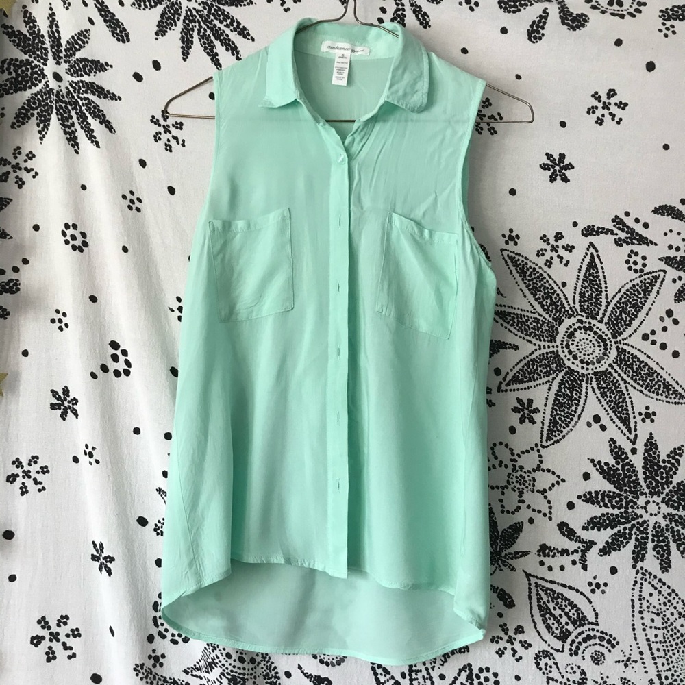 Sheer sleeveless pocket collared button-down